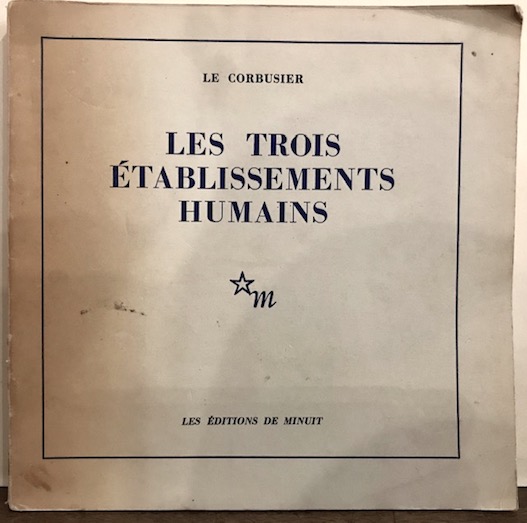  Le Corbusier (pseud. di Charles-Edouard Jeanneret-Gris) L'urbanisme des trois établissements humains 1959 Paris Cahiers Forces Vives. Editions de Minuit